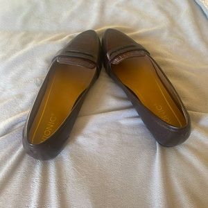 Vionic flats size 7  I would say falls out a bit small